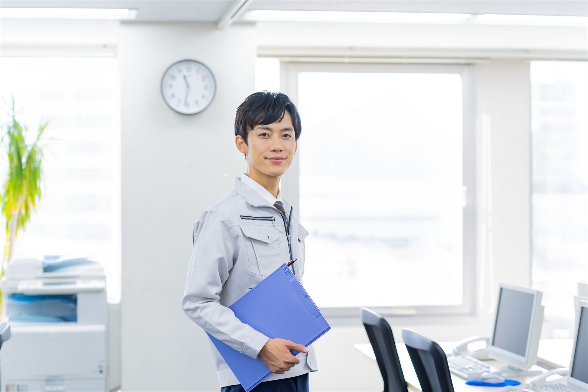 社内で働く男性スタッフ